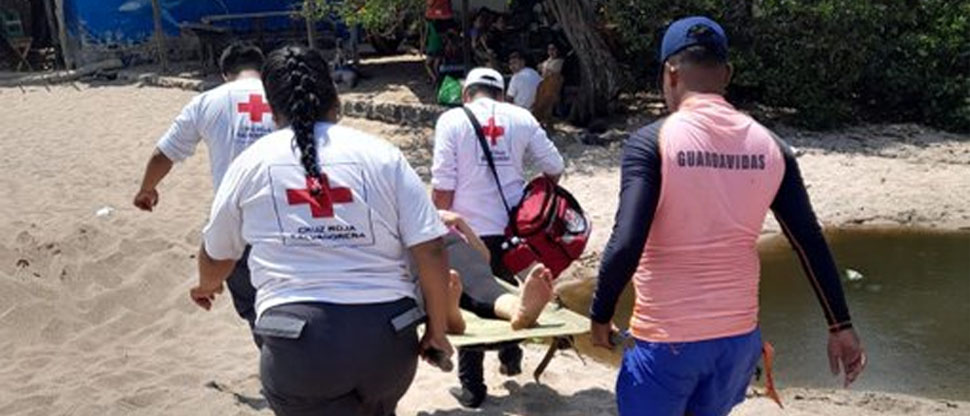 Rescatan a 2 vacacionistas arrastrados por una corriente en la playa San Diego