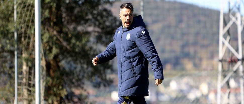 Equipo dirigido por ex DT de La Selecta está en zona de descenso directo en la liga portuguesa