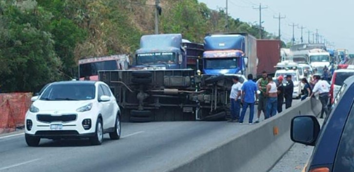 Camión vuelca debido a excesiva velocidad en carretera a Quezaltepeque