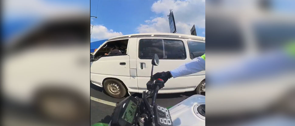 Sorprenden a automovilista manejando sin cinturón de seguridad y utilizando el celular