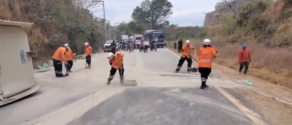 VMT trabaja para rehabilitar la circulación en la carretera Panamericana tras vuelco de rastra