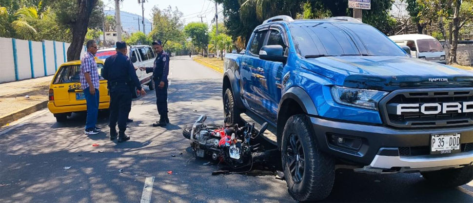 Motocicleta queda debajo de pick up en múltiple choque en el bulevar del Ejército