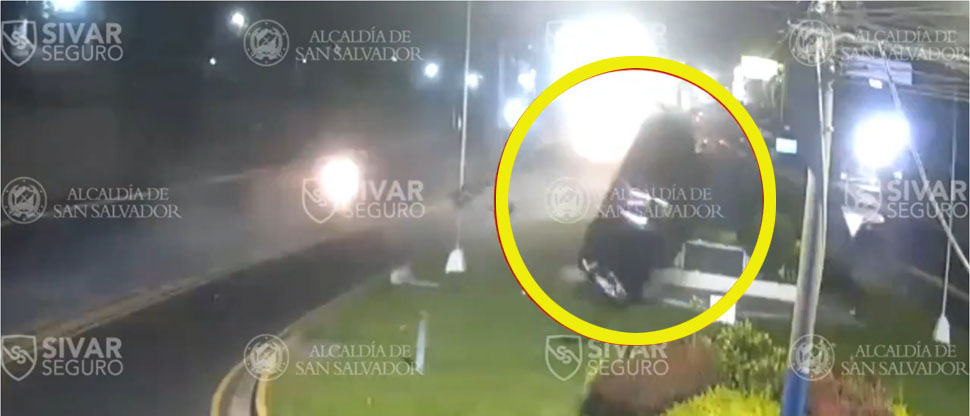 Cámaras captan impresionante vuelco de carro en el bulevar Los Próceres