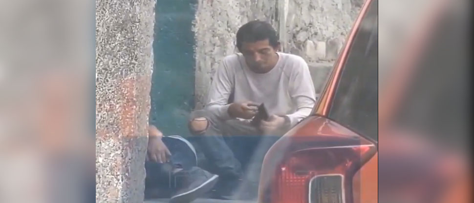 Captan a ladrón “bolseando” a hombre que se quedó dormido en la cuneta