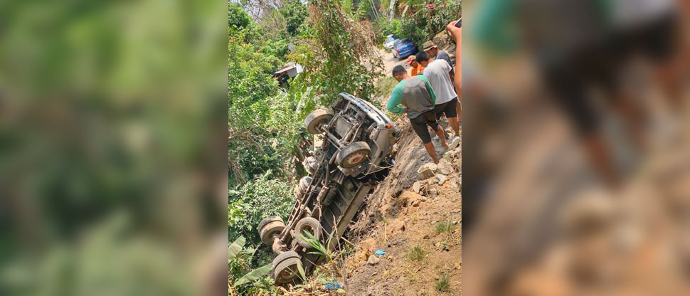 Vehículo que transportaba arena cae a un barranco en San Pedro Perulapán, Cuscatlán