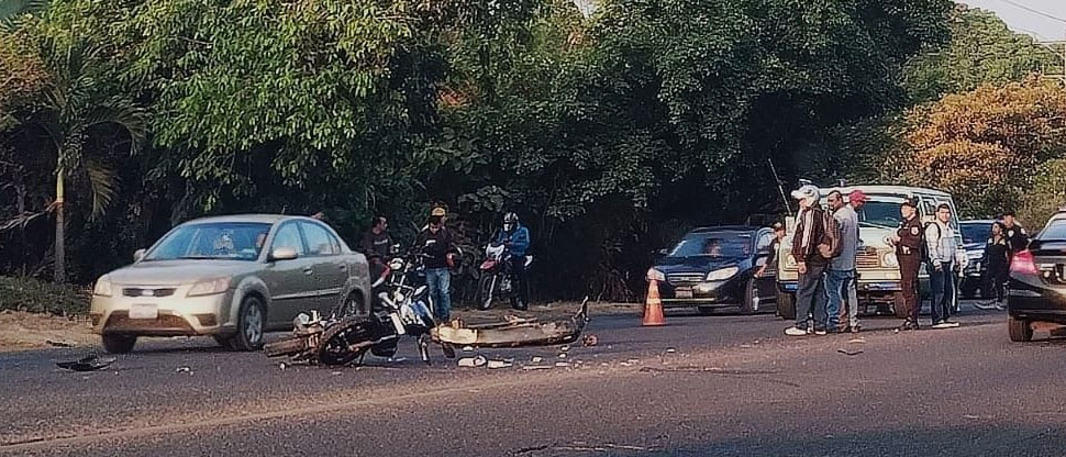 Motociclista termina en el hospital tras ser atropellado en Ahuachapán