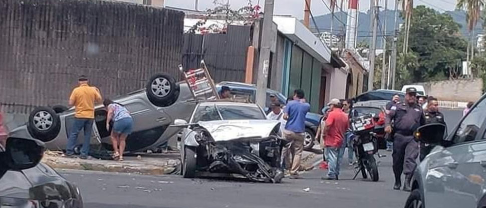 Aparatoso accidente deja un lesionado en colonia Escalón