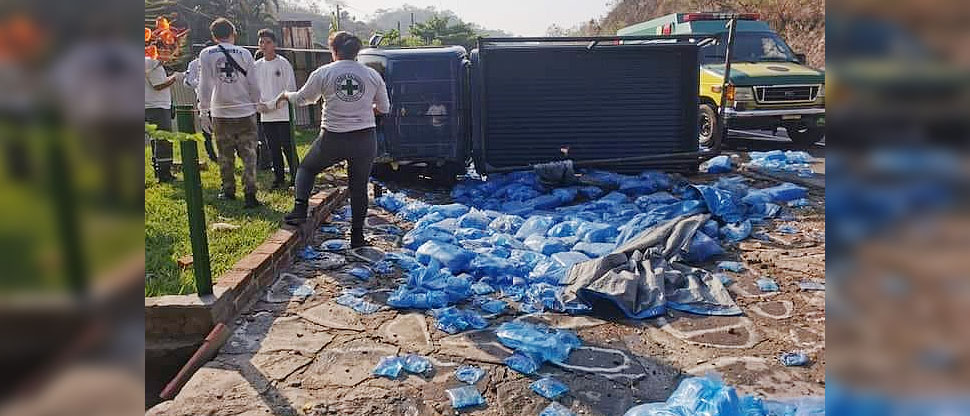 Reportan camión repartidor de agua volcado en El Congo, Santa Ana