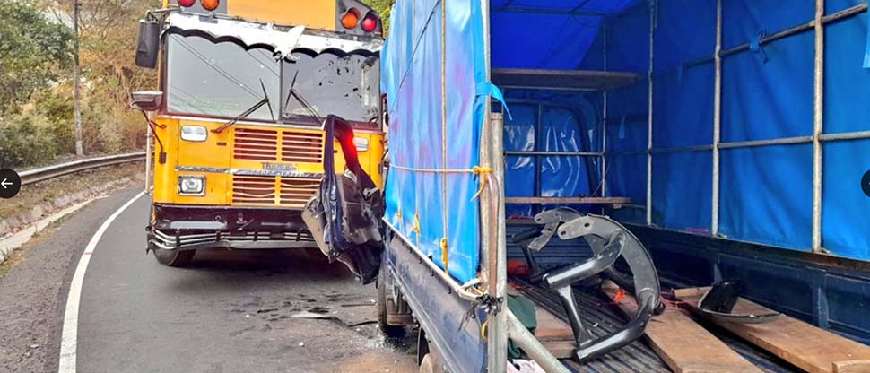 Accidente entre bus y camión deja dos lesionados en Ahuachapán