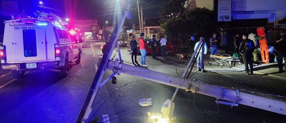 Conductor choca contra poste del tendido eléctrico y deja dos perdonas lesionadas en San Salvador