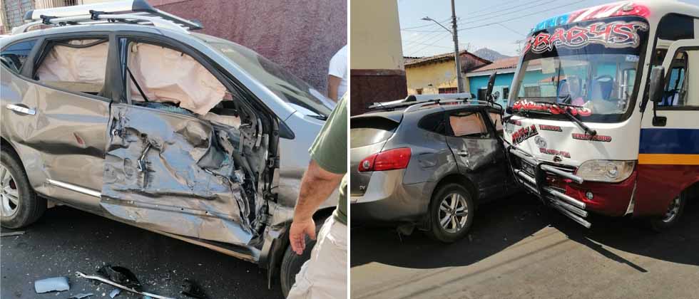 Fuerte choque entre un microbús y una camioneta en Santa Ana