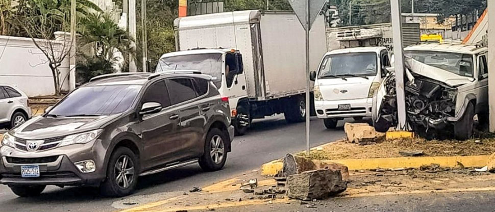 Fuerte accidente de tránsito deja una persona lesionada en redondel Utila