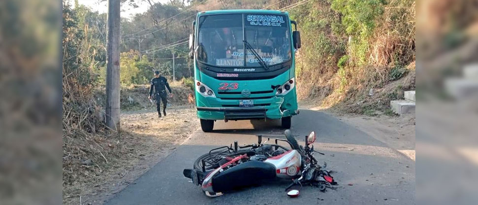 Motocilcista termina en el hospital tras chocar contra un autobús