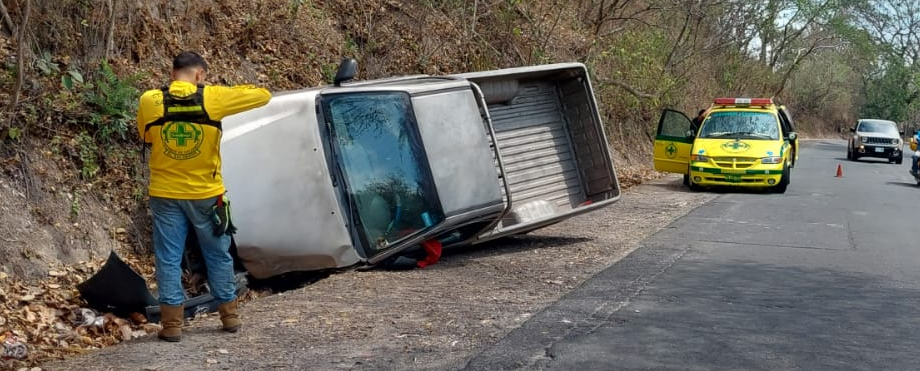 Conductor de pickup pierde el control y vuelca sobre carretera a San ...