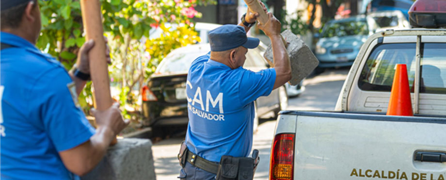 Retiran obstáculos que eran utilizados para reservar parqueo en la vía pública