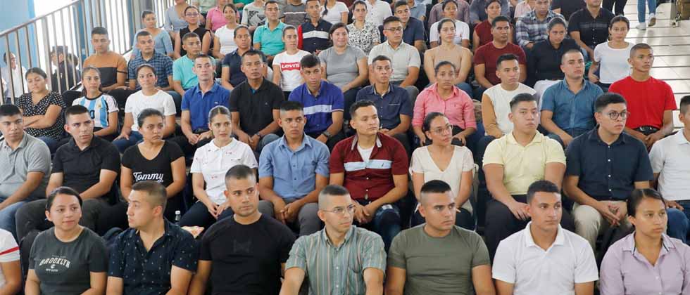 Más de 250 jóvenes inician proceso de formación para convertirse en policías