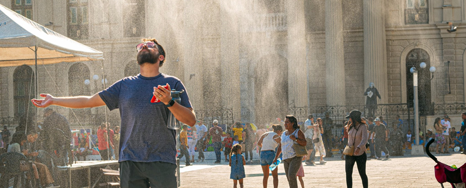 Instalan aspersores en el Centro Histórico para combatir ola de calor