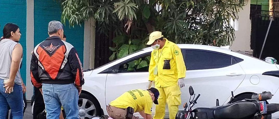 Enfermera que se conducía en motocicleta es atropellada en Soyapango