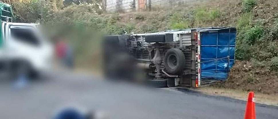 Joven intenta cruzar la carretera y es arrollada por un camión en Sonsonate  