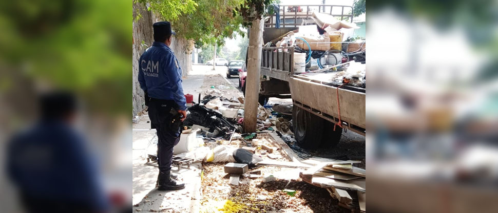 Sorprenden a conductor arrojando desechos de materiales de construcción en zona no autorizada