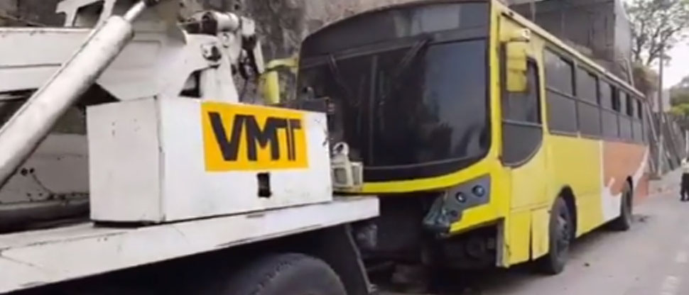 Mandan a predio Changallo autobús abandonado que obstruía la vía pública