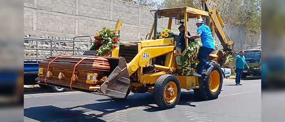 Pidió como último deseo ser llevado al cementerio en la retroexcavadora que él manejaba