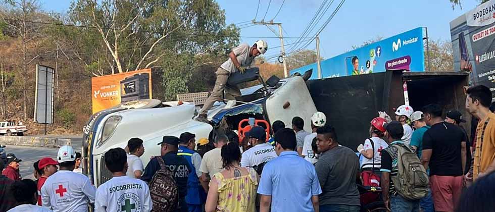 Reportan camión volcado en famosa curva del Papaturro, La Libertad