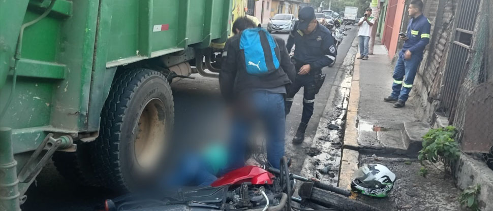 Mujer sufre lesiones tras accidente de tránsito con camión recolector de basura