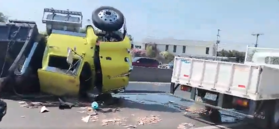 Camión vuelca en carretera que conduce hacia Quezaltepeque y deja dos lesionados