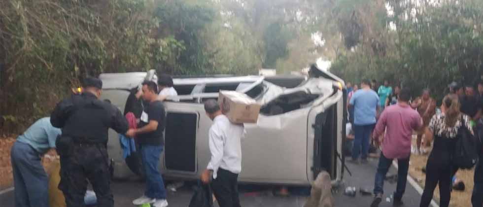 Al menos cuatro personas lesionadas tras vuelco de una camioneta