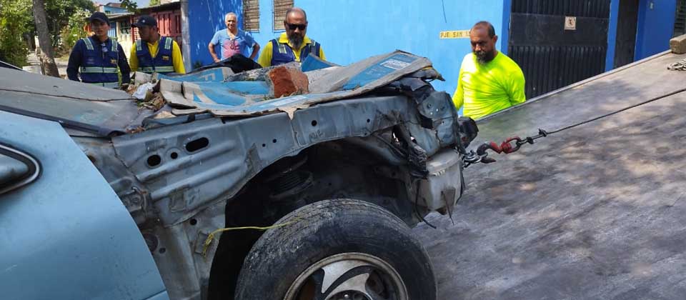 Retiran vehículos que obstruyen las calles de Soyapango