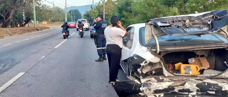 Por intentar sobrepasar a otro vehículo, conductor provoca accidente en carretera a Comalapa