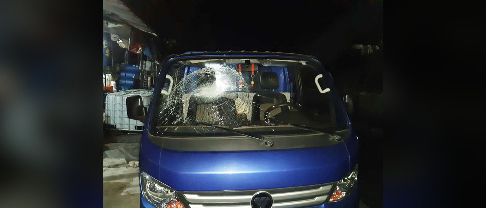 Denuncian a sujetos que, en horas nocturnas, lanzan piedras a vehículos en carretera de Oro