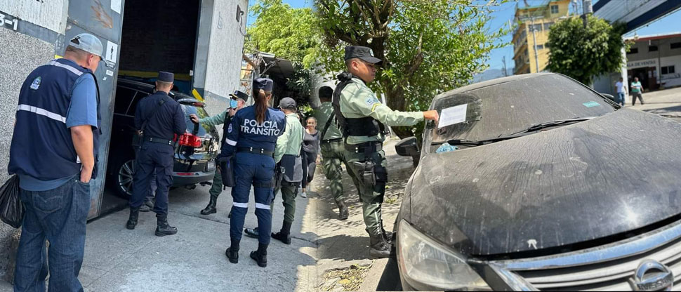 Notifican a dueños de talleres retirar vehículos que obstruyen el paso peatonal