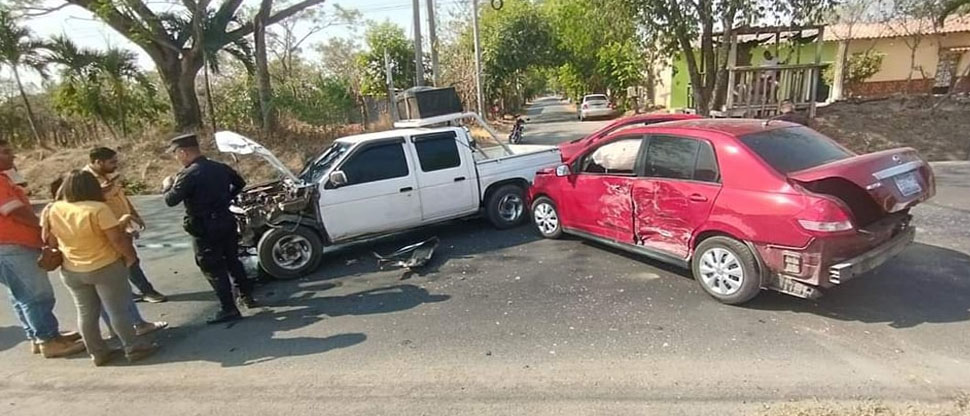 Conductores provocan fuerte accidente en Nueva Concepción, Chalatenango