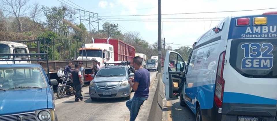 Triple accidente provoca caos vehicular en Apopa