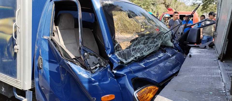 Conductor impacta contra un trailer en Soyapango tras no guardar la distancia