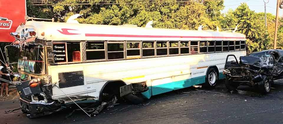 Choque entre busero de la ruta 117 y pick up deja tres lesionados