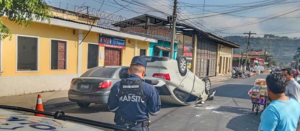 Conductores provocan accidente y termina uno de ellos volcado