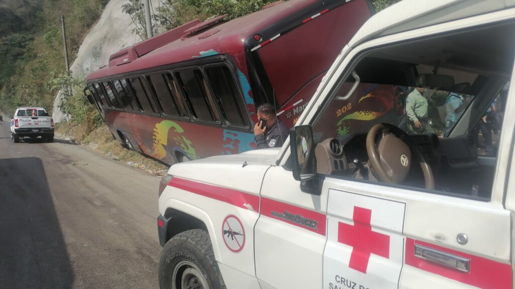 Autobús de la ruta 202 llena de pasajeros se accidenta en km 17 y medio de la carretera a los Chorros