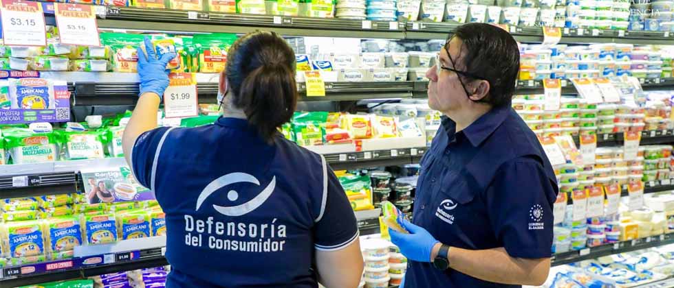 Defensoría detecta galletas, golosinas y bebidas alcohólicas vencidas