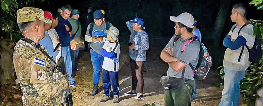Rescatan con éxito a 20 turistas que se extraviaron durante una caminata en el volcán de San Vicente