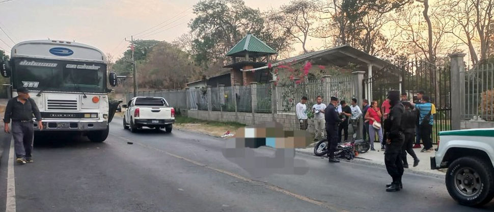 Motociclista fallece tras impactar contra un bus en Ilobasco