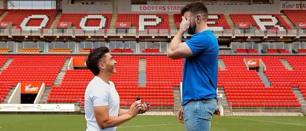 «Próximamente marido y marido»: Futbolista le pide matrimonio a su novio en el estadio