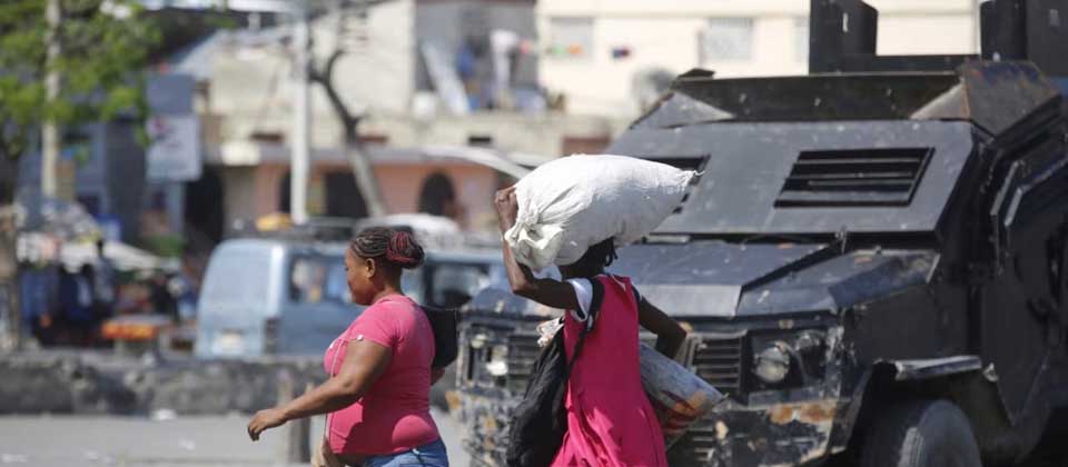 Haitianos tienen dificultades para comprar alimentos y agua