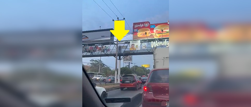 Denuncian a sujeto que hizo sus necesidades fisiológicas desde una pasarela del bulevar del Ejército
