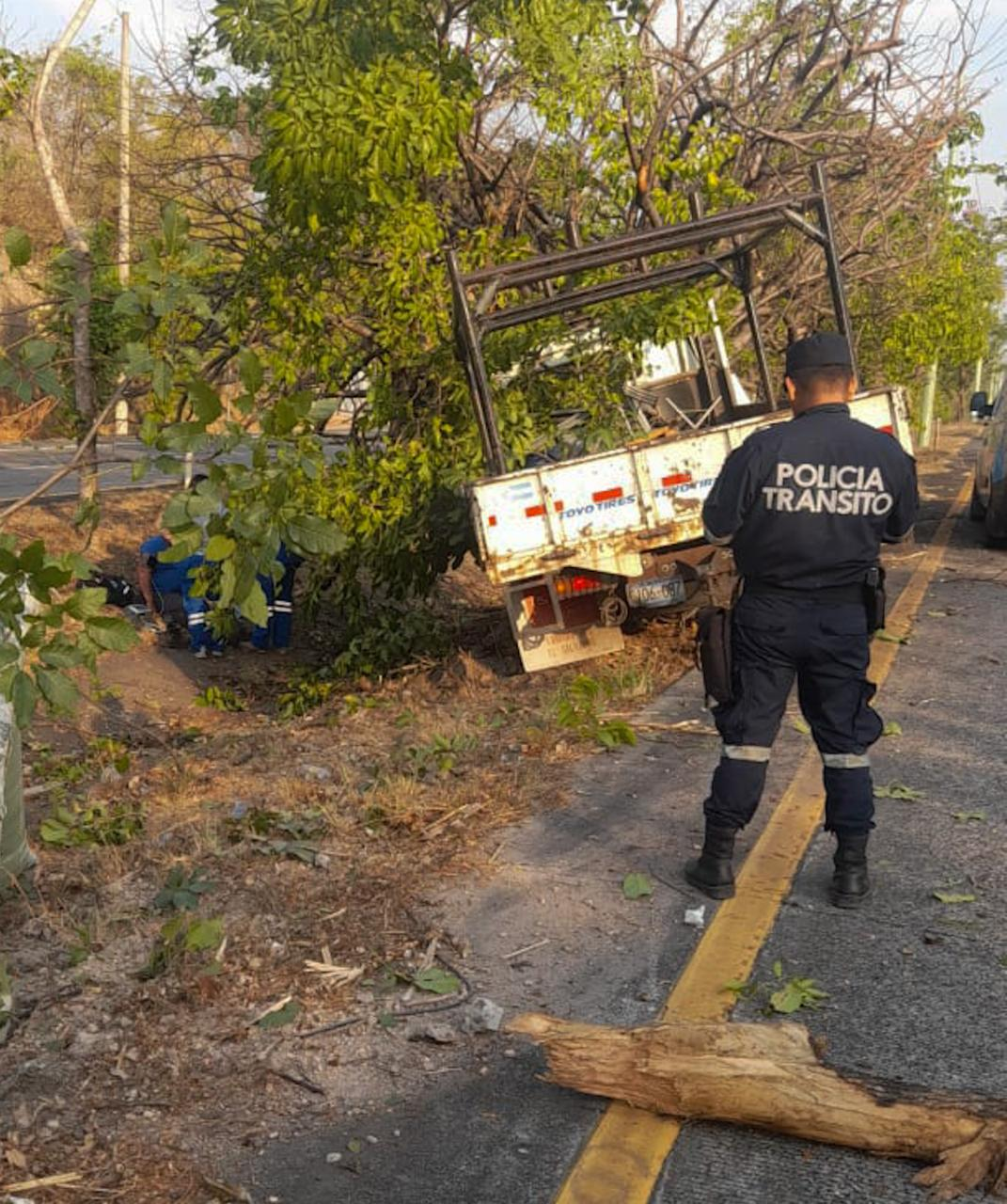 Conductor pierde el control y se accidenta en carretera a Comalapa – El ...