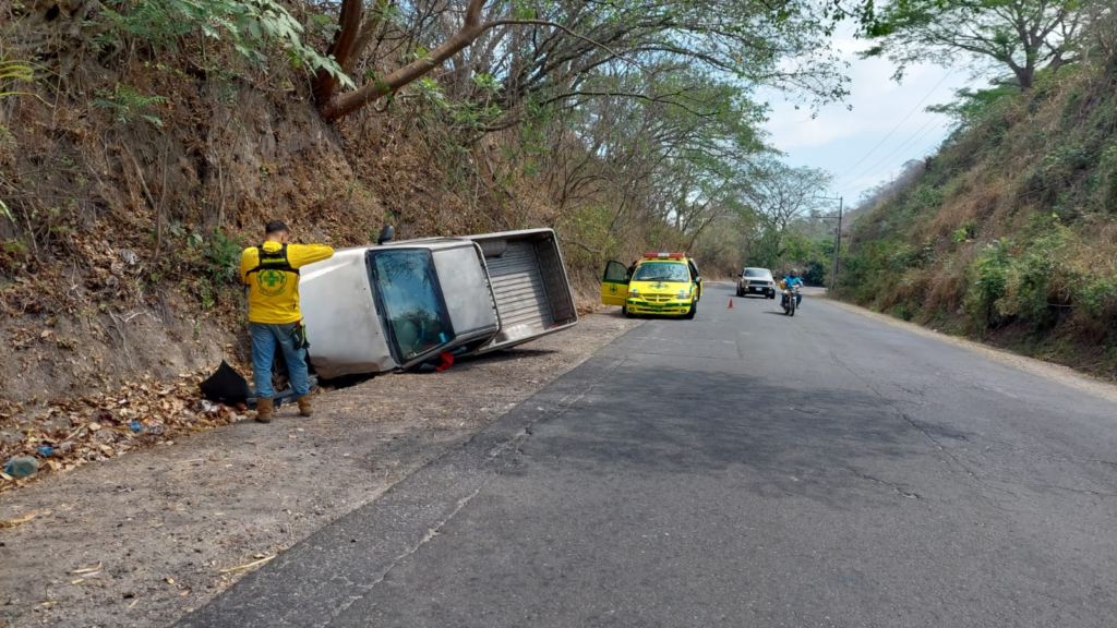 Conductor de pickup pierde el control y vuelca sobre carretera a San ...