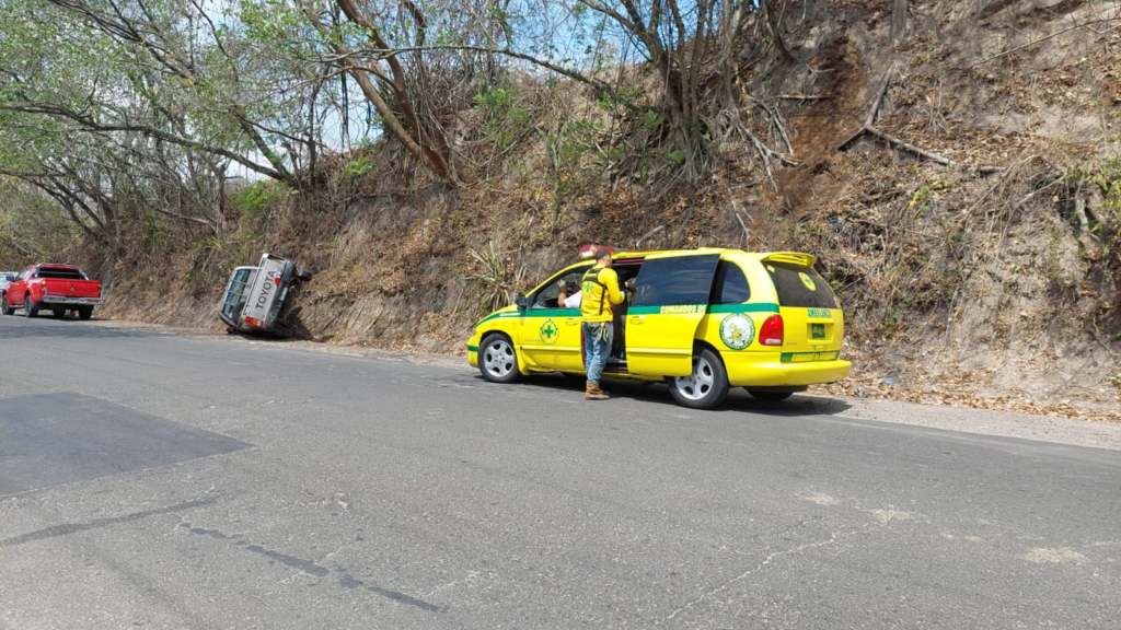 Conductor de pickup pierde el control y vuelca sobre carretera a San ...