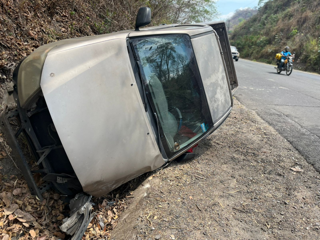 Conductor de pickup pierde el control y vuelca sobre carretera a San ...